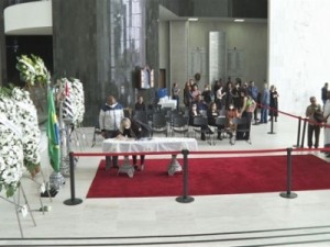 Corpo de Rolando Boldrin é velado na Assembleia Legislativa de SP