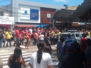 Mulher é morta a tiros no meio da rua no Alecrim, em Natal