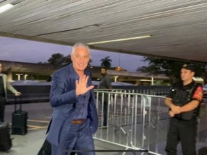 Tite e "trio brasileiro" embarcam para Turim, última parada da Seleção antes da Copa do Mundo no Catar