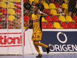 Craque da Seleção de futsal revela que vai jogar no campo; Leozinho também detalha briga que motivou saída do Sorocaba