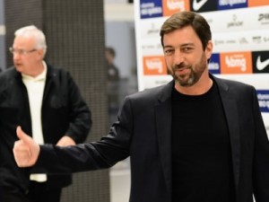 Corinthians negocia com técnico brasileiro para substituir Vitor Pereira