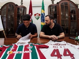 Fluminense anuncia renovação de Cano por mais três anos: "Que a torcida possa continuar fazendo L"