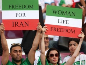 Em meio a protesto por direitos, torcedora chora durante hino do Irã; jogadores não cantam