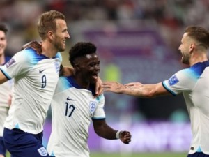 Inglaterra goleia o Irã em sua estreia na Copa do Mundo