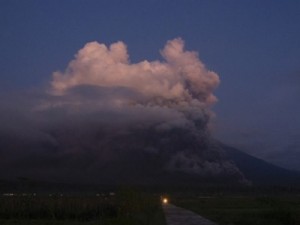 Vulcão na ilha de Java entra em erupção na Indonésia