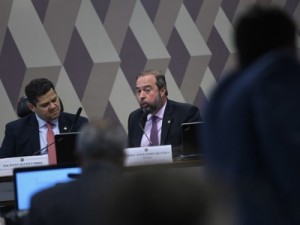 CCJ do Senado aprova PEC da Transição que amplia teto de gastos para pagar Bolsa Família