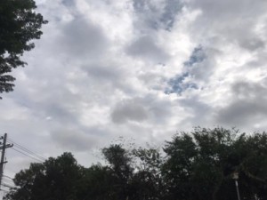 Manhã de domingo nublada e sol entre aberto com nuvens em Barbalha, veja aqui