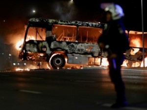 Bolsonaristas depredam delegacia e queimam 8 carros e 5 ônibus no DF