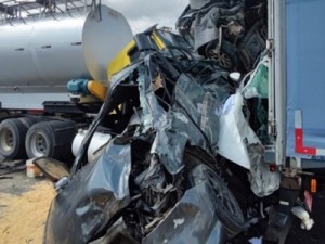 Carros são esmagados em acidente com duas mortes em rodovia de SC