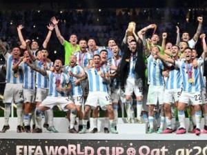 Argentina bate França nos pênaltis, conquista o tri e eterniza Messi como o gênio de uma geração