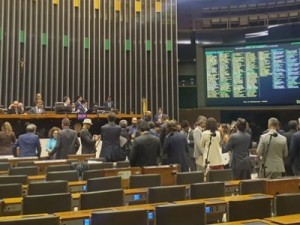 Congresso aprova Orçamento de 2023 com Bolsa Família de R$ 600 e salário mínimo de R$ 1.320