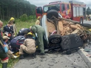 Acidente entre quatro carros mata três pessoas e deixa outras feridas na BR-277