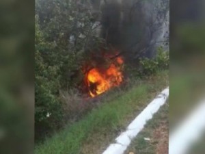 Casal morre carbonizado após carro descer ribanceira e pegar fogo na BR-230, no interior do Ceará