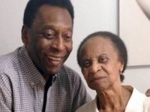 Mãe de Pelé tem 100 anos e vive longe dos holofotes em Santos