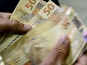 Salário-mínimo de R$ 1.320 começa a valer hoje