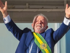 Lula determina revisão de sigilos de Bolsonaro e assina ato de controle de armas