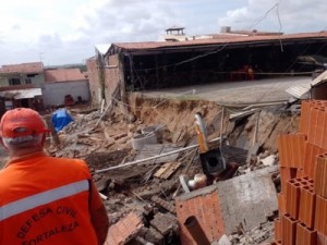 Trabalhador morre soterrado após desabamento de muro de obra em Fortaleza