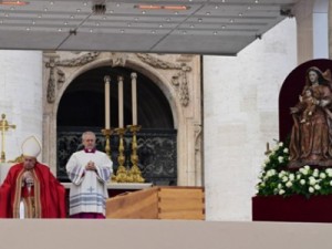 Caixão de Bento XVI é levado para ser enterrado na Basílica de São Pedro