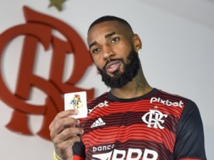 Gerson volta ao Flamengo ainda mais versátil: "Agora o pai tá coringa mesmo"