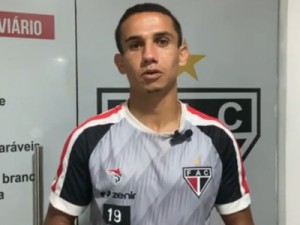 Thiaguinho é apresentado no Ferroviário e fala em estreia pela Copa do Nordeste