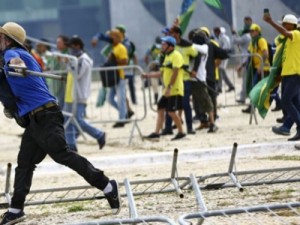 Parlamentares cearenses repudiam invasão de terroristas em Brasília