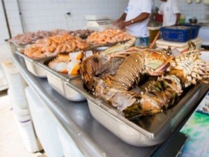 Nove pessoas são presas por comércio ilegal de lagostas no Mercado dos Peixes, em Fortaleza