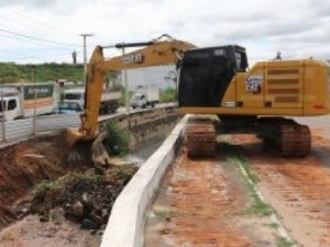 Administração de Barbalha começa recuperação do Canal do Riacho do Ouro