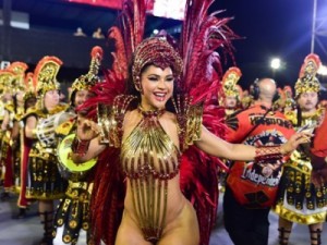 Mileide Mihaile ousa com fantasia ultracavada no Carnaval de São Paulo