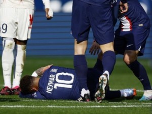 Neymar sofre lesão no tornozelo e deixa gramado chorando