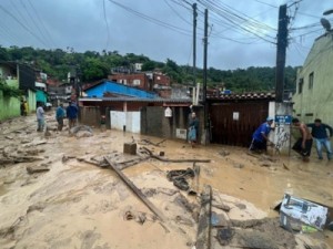 Sobe para 36 o número de mortos em decorrência das chuvas no Litoral Norte de SP