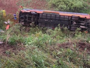 Ônibus de excursão tomba e 35 passageiros ficam feridos no RS