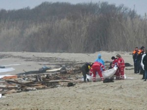 TRAGÉDIA: Mais de 30 corpos aparecem na costa da Itália após naufrágio de barco com imigrantes