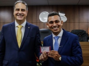 OAB-CE realiza entrega de carteira 50 mil a Sérgio Pereira, ex-morador de rua