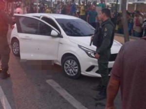 Homem é morto dentro de carro ao lado do Terminal da Messejana