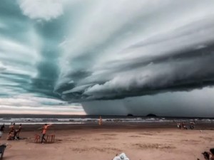 Nuvem 'gigante' avança sobre praia do litoral de SP e espanta banhistas