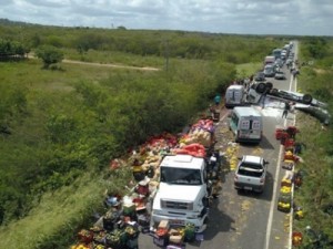 Acidente entre carro e caminhões espalha toneladas de alimentos em estrada no Ceará