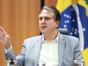 Camilo Santana defende "reajuste sustentável" do piso salarial dos professores