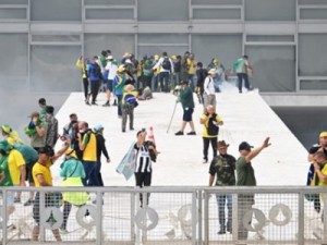 Atos terroristas em Brasília: evangélicos afirmam que foram mobilizados por igrejas, diz colunista