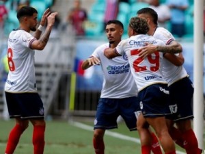 Com arbitragem polêmica, Bahia goleia o Itabuna e avança para a final do Baianão