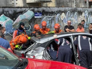 Acidente entre ônibus e carro deixa criança e homem presos a ferragens, em Fortaleza