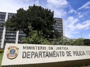 Documento apreendido pela PF em ação contra facção cita políticos e advogados do Ceará