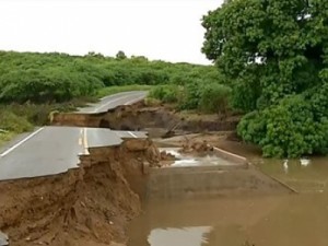 Estradas no Ceará viram crateras após chuvas e inundações