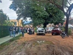 Pais retiram alunos de escola no Crato após faca ser encontrada em lixeira