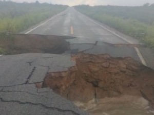 Rodovias no Ceará têm trechos com rompimento e riscos de deslizamento