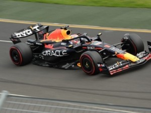 Verstappen é pole do GP da Austrália, com Mercedes em 2º e 3º