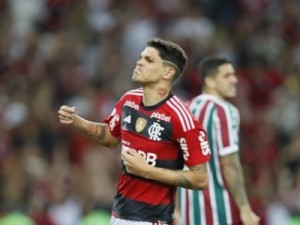 Com gol e assistência de Ayrton Lucas, Flamengo vence Fluminense no primeiro jogo da final