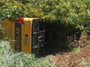 Ônibus escolar tomba e sai da pista após colisão com moto no Ceará; motociclista morreu