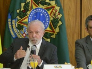 Lula no Planalto: "Se a meta da inflação está errada, mude-se a meta"