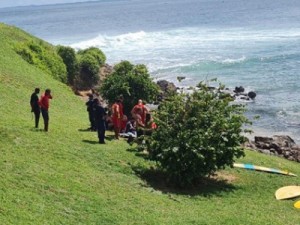 Turista morre afogada após ser atingida por onda enquanto tirava fotos em praia na Bahia