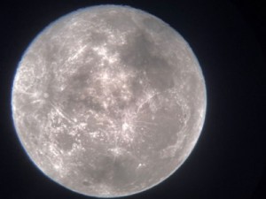 Observatório de Astronomia da Unesp fotografa crateras durante 'Lua Cheia Rosa de Páscoa'